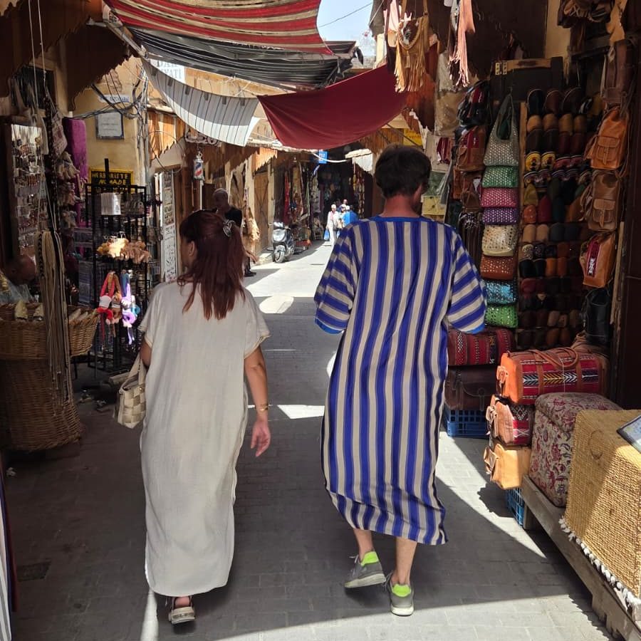 Viajeros paseando por una medina tradicional de Marruecos