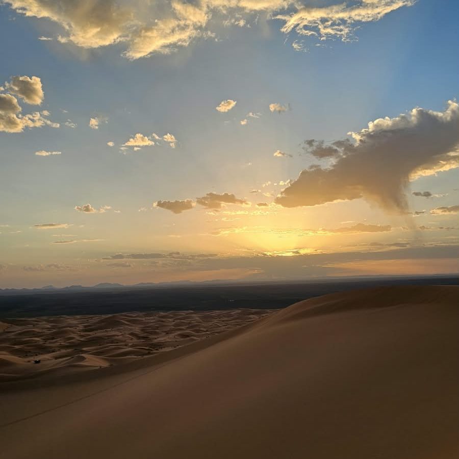 Dunas de Merzouga al atardecer Atardecer sobre las dunas de Merzouga, Marruecos