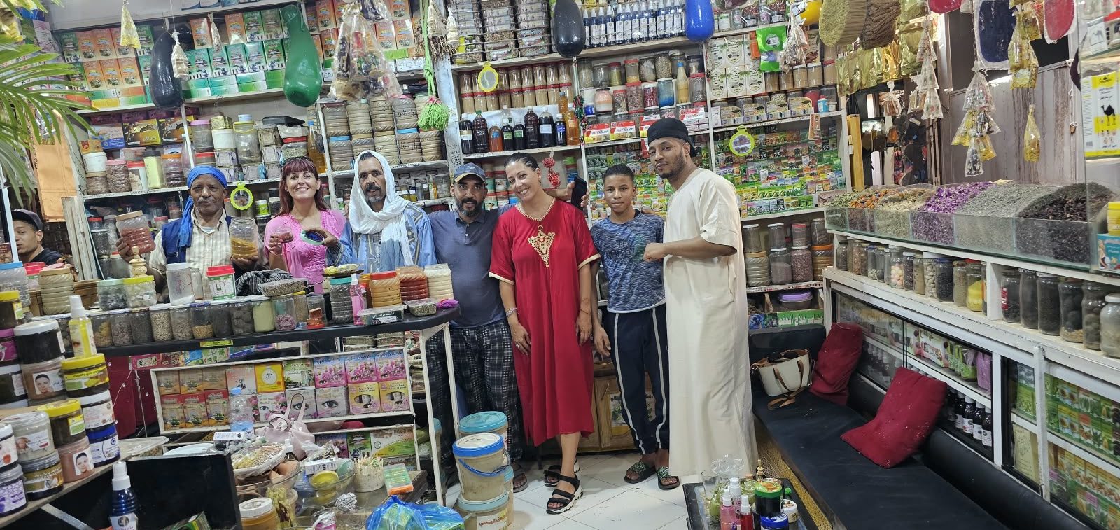Viajeras compartiendo una experiencia con gente local en Marruecos