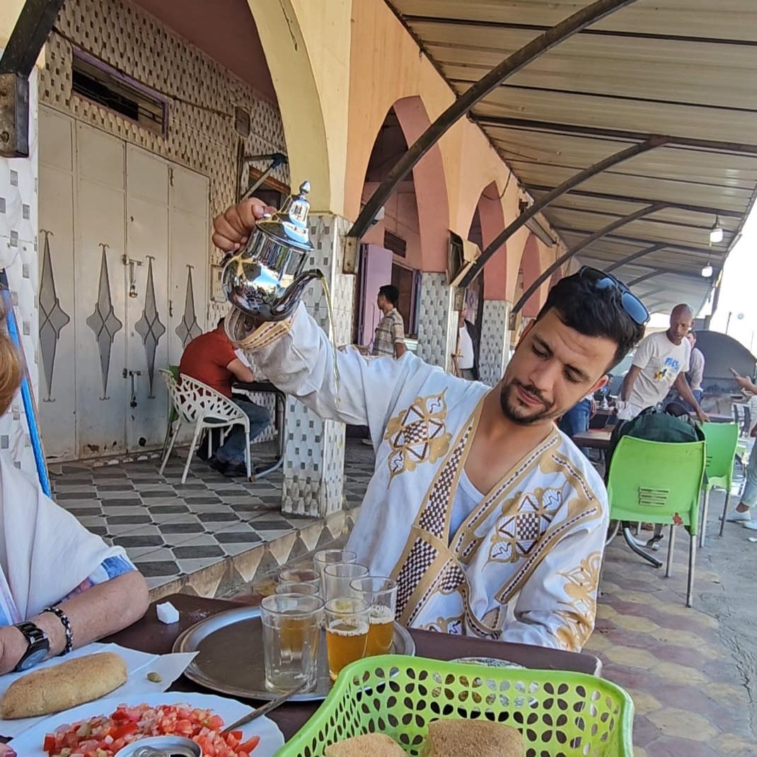 Tradición del té en Marruecos Mohamed sirviendo té tradicional marroquí